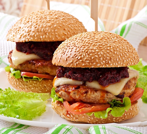 Amerikanischer Burger mit Huhn und Speck, hausgemachte Barbecue-Sauce