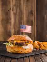 Kostenloses Foto amerikanischer hamburger mit flagge