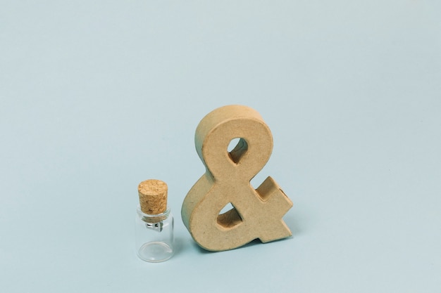 Ampersand in der Nähe der Flasche