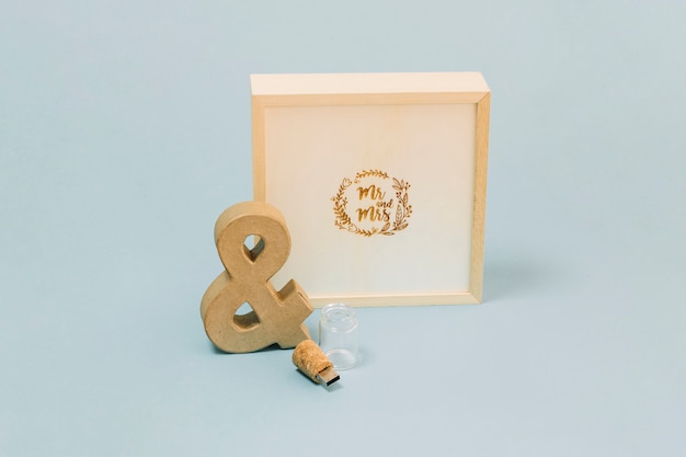 Ampersand und USB-Laufwerk in der Nähe von Box mit Monogramm