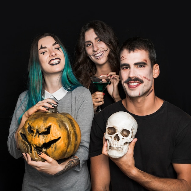 Kostenloses Foto amüsierte freunde mit halloween-attributen