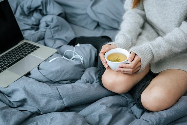 An einem kalten Tag Kräutertee schlürfen