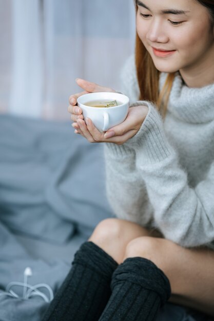 An einem kalten Tag Kräutertee schlürfen