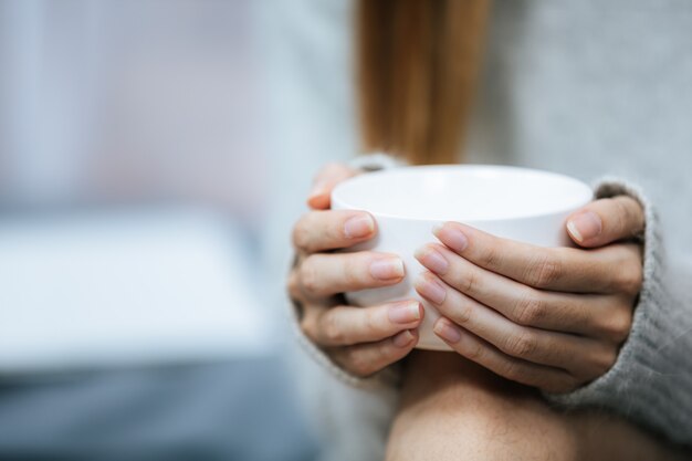 An einem kalten Tag Kräutertee schlürfen