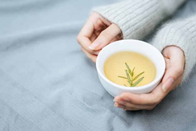 An einem kalten Tag Kräutertee schlürfen