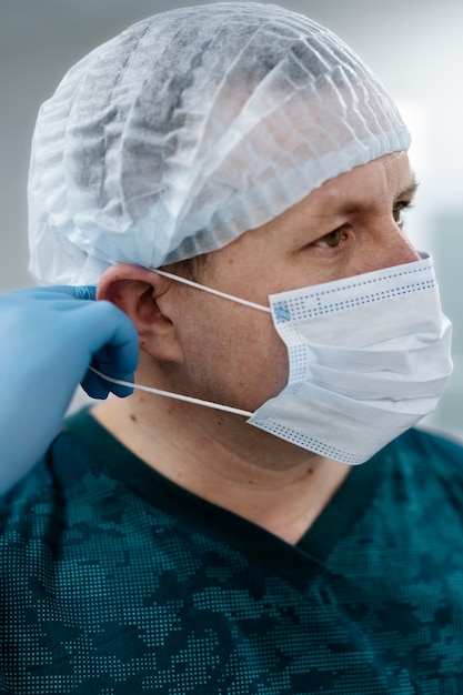 Anästhesist setzt seine Maske auf