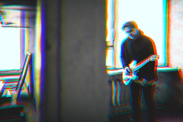 Anaglyph glitch psd-effekt in 3d-ton mit einer gruppe von freunden, die durch remixte medien gehen