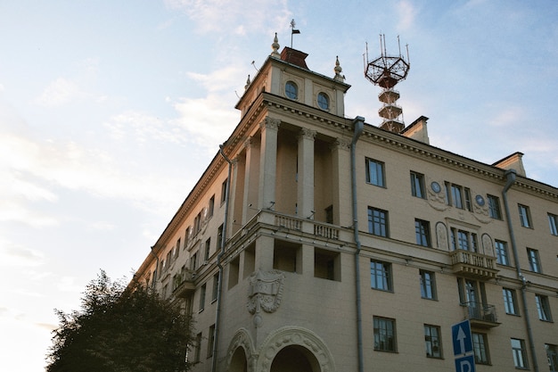 Analoge Stadtlandschaft mit Gebäuden bei Tageslicht