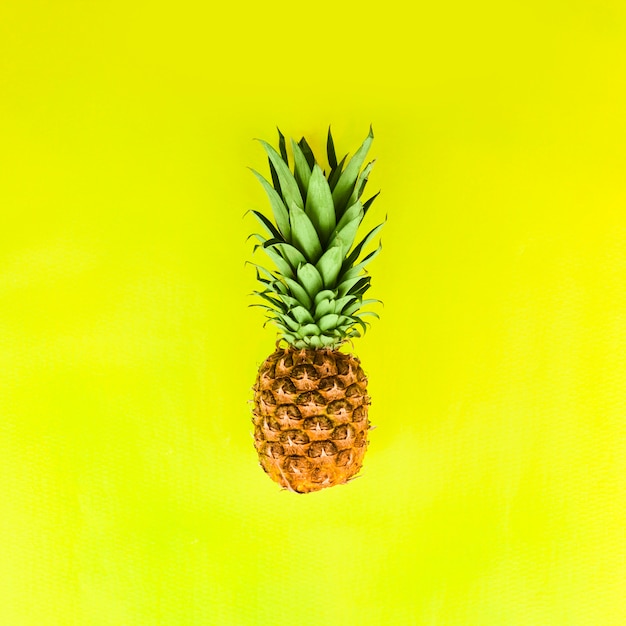 Ananas mit grünen Blättern