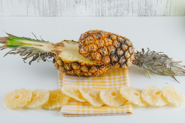 Ananas mit kandierten Ringen auf Küchentuch