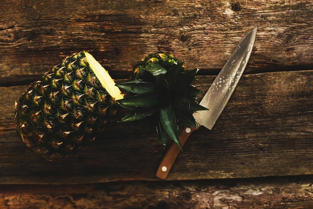 Kostenloses Foto ananas mit messer