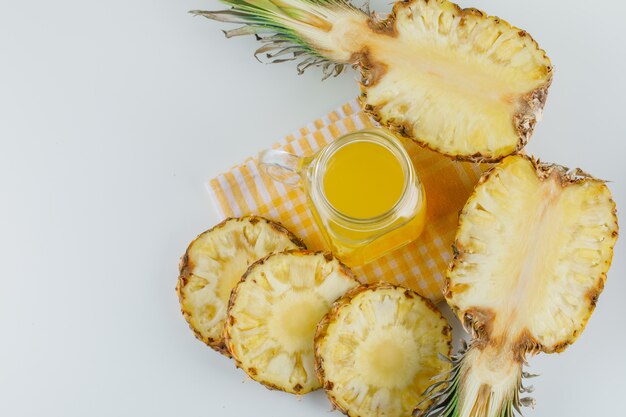 Ananas mit Saft auf kariertem Küchentuch