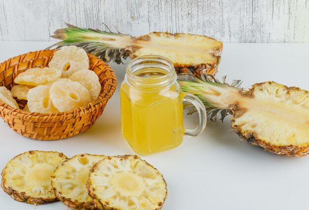 Ananas mit Saft und kandierten Ringen auf Weidenkorb