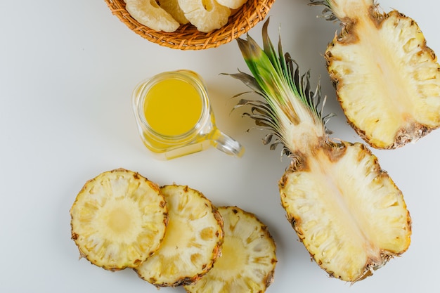 Ananas mit Saft und kandierten Ringen