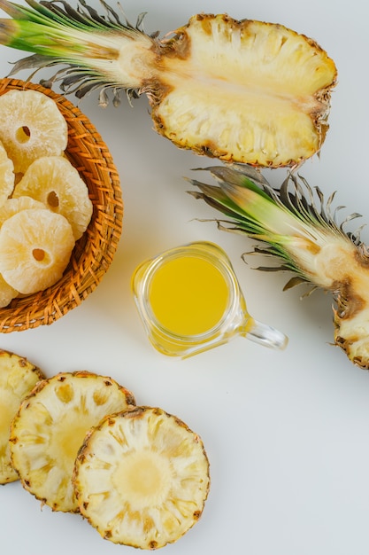 Ananas mit Saft und kandierten Ringen