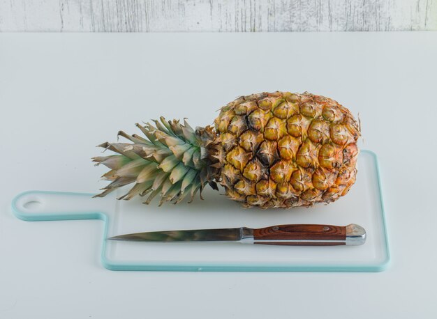 Ananas mit Schneidebrett und Messer