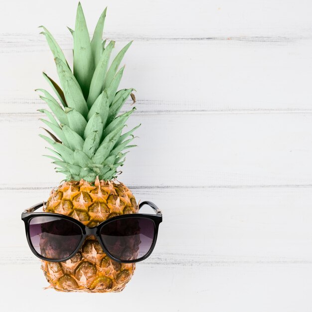 Ananas mit Sonnenbrille an Bord