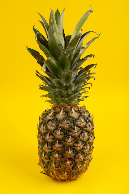 Ananas saftig lecker weich auf einem gelben Boden