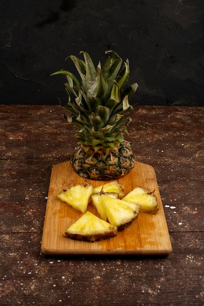 Ananas saftig weich auf einem braunen Holzschreibtisch und rustikal