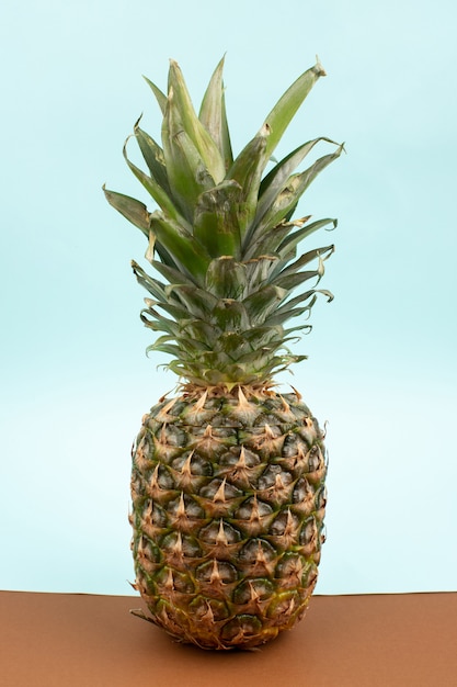 Ananas saftig weich frisch auf einem braun-blau