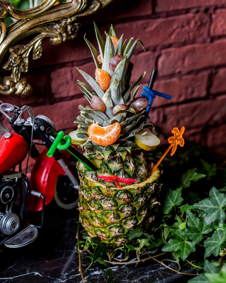 Kostenlose Foto ananascocktail serviert in ananas mit mandarinen- und birnenscheiben