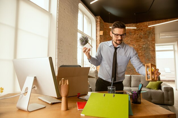 Anfang. Ein junger Geschäftsmann, der im Büro umzieht