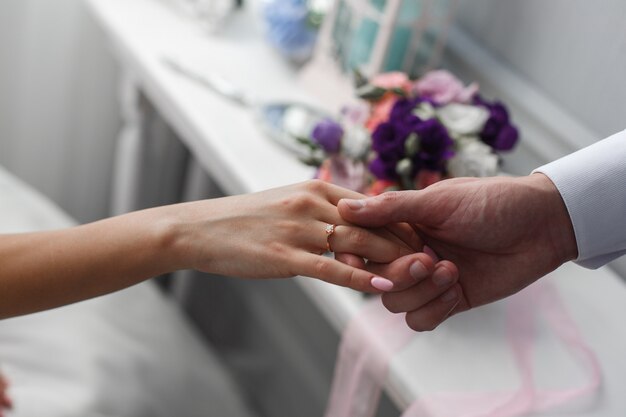Angebot Von Hand Und Herz Ein Mann Gibt Einer Frau Die Hand Heiratsantrag Der Brautigam Gibt Der Braut Die Hand Romantischer Moment Hautnah Romantisches Date Premium Foto