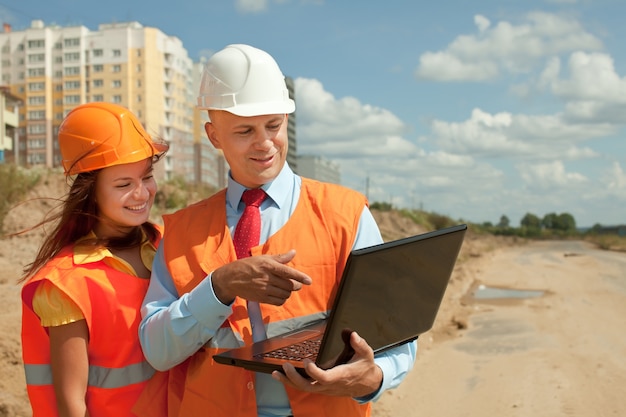 Angestellte arbeiten auf der Baustelle