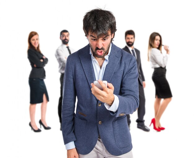 Angry Man spricht mit Handy über weißem Hintergrund