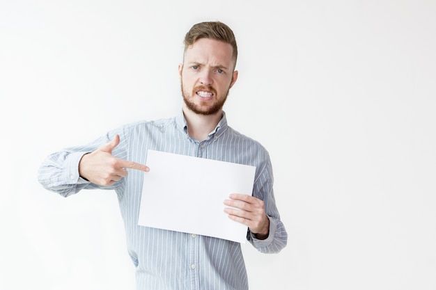 Angry Man zeigt auf leeres Blatt Papier