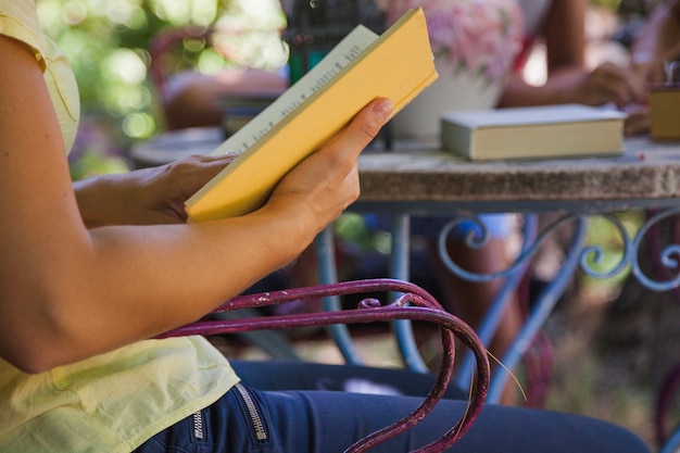 Kostenloses Foto anonyme frau mit buch aufgenommen