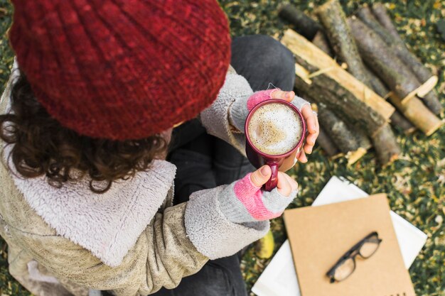 Anonyme Frau mit Kaffee in der Natur