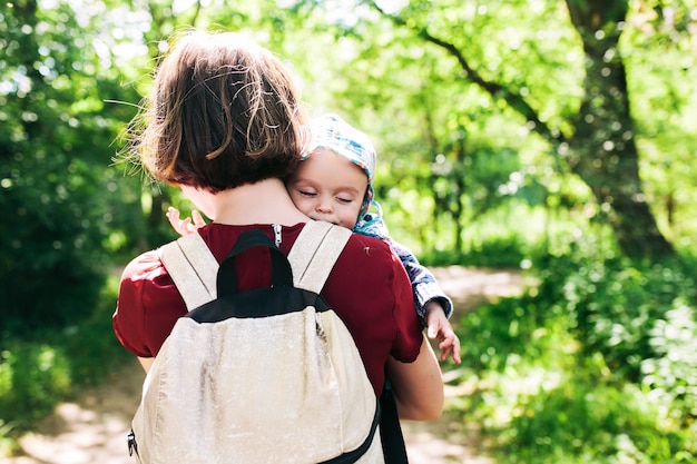 Anonyme Frau zu Fuß mit schönen Baby