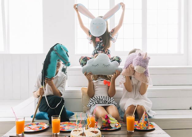 Kostenloses Foto anonyme kinder mit spielzeug auf geburtstagsfeier