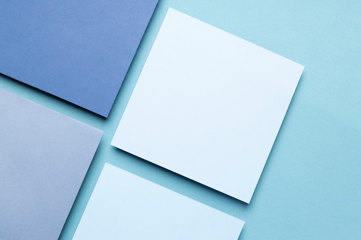 Kostenlose Foto anordnung der blauen farbquadrate über der ansicht
