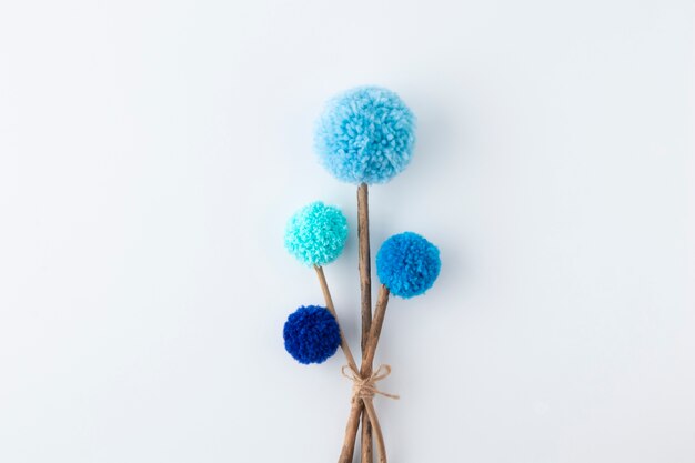 Anordnung der blauen Pom Poms über der Ansicht