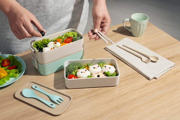 Kostenloses Foto anordnung der köstlichen japanischen bento-box