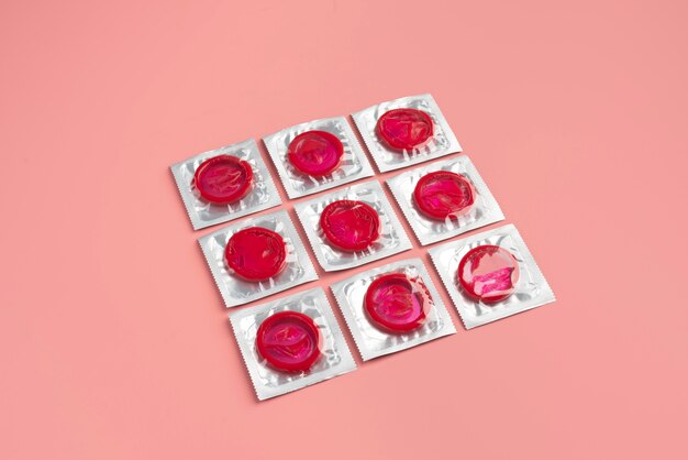 Kostenloses Foto anordnung der roten kondome mit hohem winkel