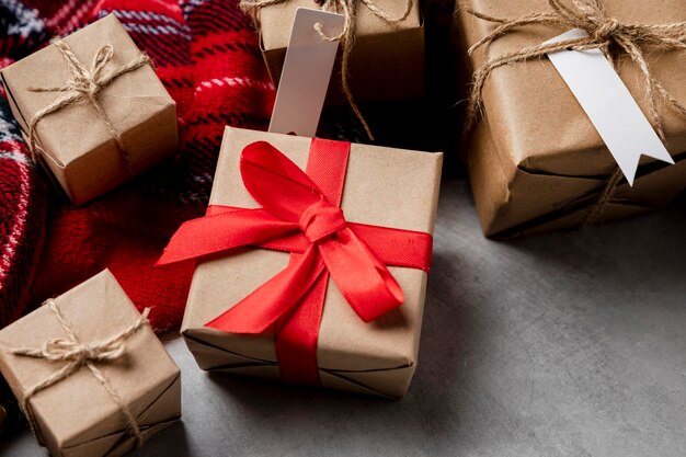 Anordnung der verpackten Geschenke