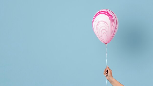 Anordnung des abstrakten festlichen Ballons mit Kopienraum