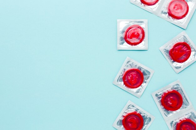 Anordnung des Verhütungskonzepts mit roten Kondomen