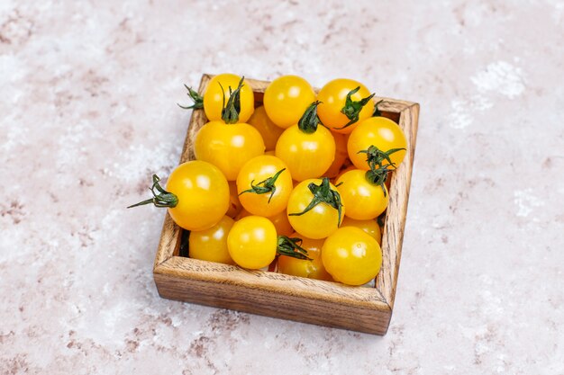 Anordnung für bunte frische sortierte Tomaten auf Betondecke