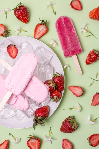 Anordnung für Eiscreme auf Stöcken mit Erdbeeren