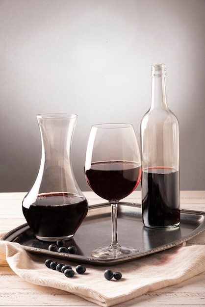Anordnung für Flaschen und Glas Wein