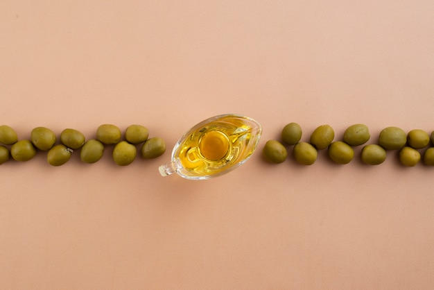 Anordnung für grüne Oliven mit Olivenöl in der Mitte