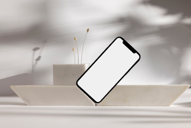Anordnung für Smartphone und Felsen