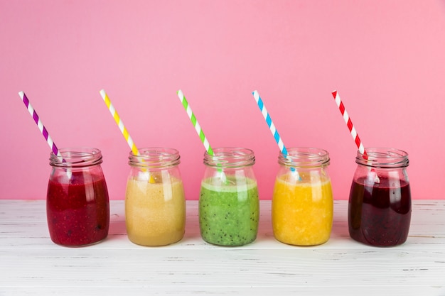 Anordnung für Smoothies mit rosa Hintergrund