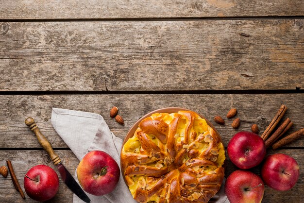 Anordnung für Torte und Äpfel mit Exemplarplatzhintergrund