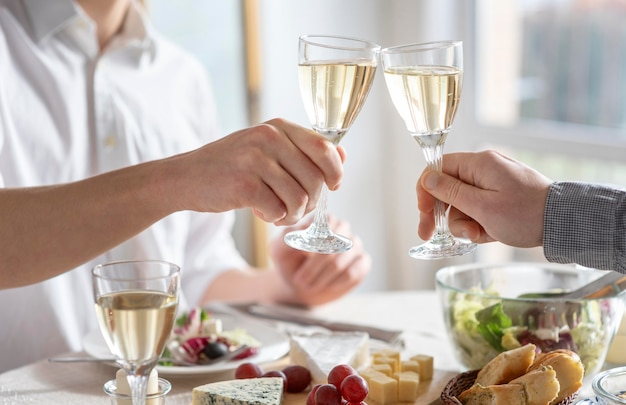 Anordnung köstlicher Mahlzeiten auf dem Tisch