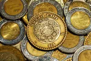 Kostenloses Foto anordnung mexikanischer münzen mit hohem winkel